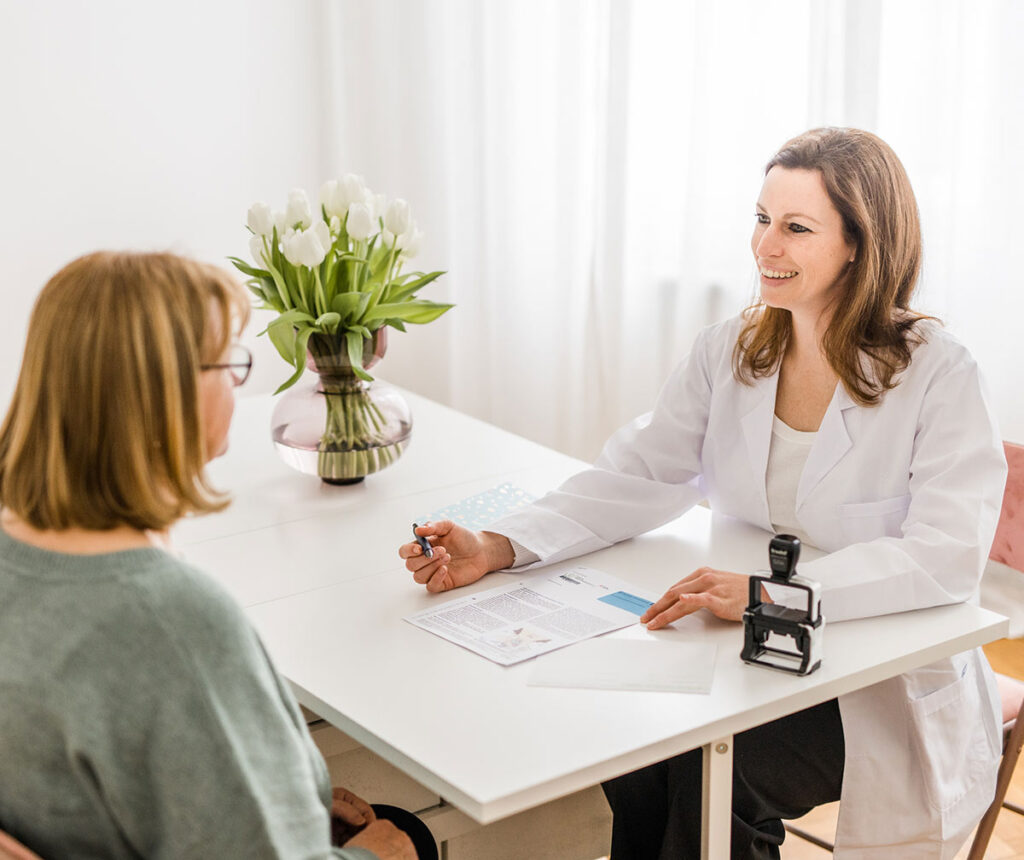 Dr. Catherine Sobotka beimn Gespräch mit Patientin